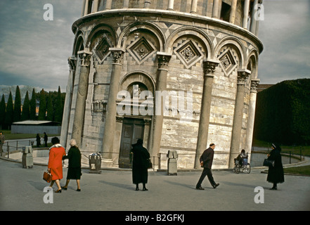 ÄLTERE MENSCHEN, DARUNTER 2 NONNEN GEHEN VOR DEM SCHIEFEN TURM VON PISA AUF EIN TRÜBER TAG Stockfoto