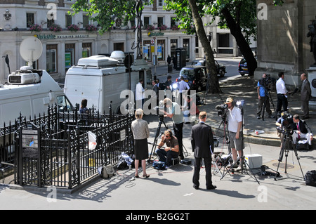 Gegenüber von Royal Courts of Justice Law Courts Journalisten und Reporter mit TV-Kamerateams, die neben dem Satelliten Van London UK Nachrichten schreiben Stockfoto