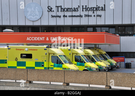 Viele A&E NHS Krankenwagen an belebten St. Thomas Hospital Unfall & Notaufnahme mit SOS 999 Krankenwagen am Patienten Lieferung Eingang warten Stockfoto