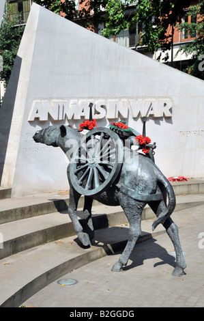 Tiere im Krieg Gedenkstätte Bronze Maultier & gebogene Portland Stein Wandskulptur von englischem Bildhauer David Backhouse Park Lane Hyde Park London England Großbritannien Stockfoto