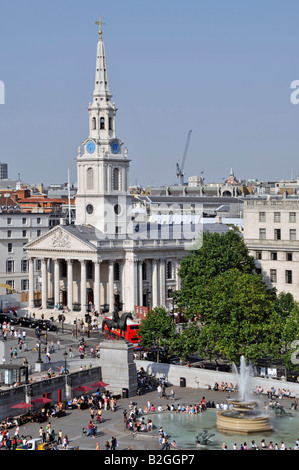 Mit Blick auf St. Martin in den Feldern Kirche und Touristen in und um Trafalgar Square umfasst ein Brunnen London England UK Stockfoto