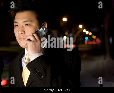 Porträt eines jungen Geschäftsmann auf dem Handy Stockfoto