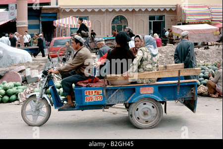 2. Juli 2006 - lokale uigurischen Frauen auf eine Trishaw am Kashgars Sonntag Markt in der chinesischen Provinz Xinjiang. Stockfoto