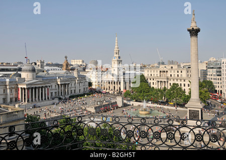Blick hinunter auf Touristen und Besucher in und rund um den Trafalgar Square, umfasst St Martins im Bereich Kirche Brunnen Nelson Stockfoto