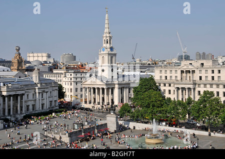 Blick von oben auf die Touristen und Besucher auf dem Trafalgar Square mit Springbrunnen und St Martins im Bereich Kirche und Turm London England Großbritannien Stockfoto