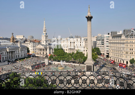 Blick hinunter auf Touristen und Besucher in und rund um den Trafalgar Square, umfasst St Martins im Bereich Kirche Brunnen Nelson Stockfoto