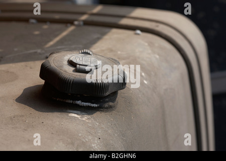 Tankdeckel auf einem großen Dieseltank angebracht zu einem LKW Stockfoto