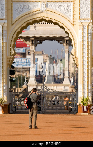 Ein Mann Fotografien auf dem Gelände des Amba Vilas Palast in Mysore. Stockfoto