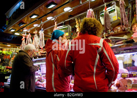 La Boqueria Markt zwei Womaen in rot kaufen Salami oder Schinken-Barcelona-Spanien Stockfoto