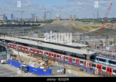 Stratford Eisenbahn Bahnhof Bauarbeiten rund um Website für 2012 Olympischen Spiele & Stratford Dorf Stadt London Skyline über Stockfoto