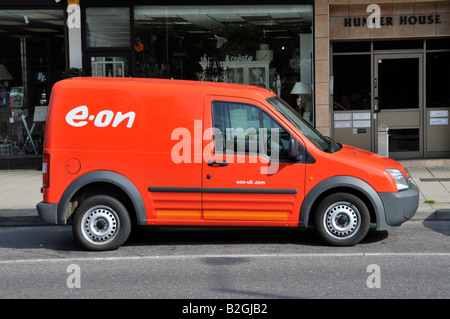 Red Aeon Power Company Red van geparkt in Road England Großbritannien Stockfoto