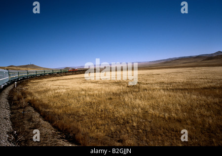 Trans-Mongolischen Zug K23 macht seinen Weg durch die mongolische Steppe aus Peking, Ulan-Bator. Stockfoto