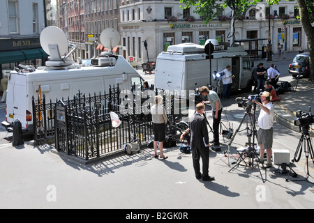 Gegenüber von Royal Courts of Justice Law Courts Journalisten und Reporter mit TV-Kamerateams, die neben der Satellitenschüssel Van London UK Nachrichten schreiben Stockfoto