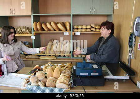 Griechenland Mazedonien Castoria Frau Brotkauf in einer lokalen Bäckerei Stockfoto