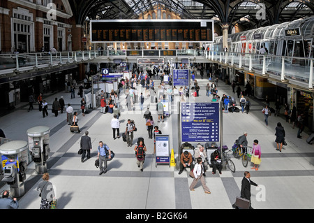 London Liverpool Street Bahnhof Bahnhofshalle beinhaltet neue elektronische digitale Informationsbildschirm Stockfoto