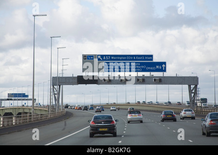 Cheshire England UK Juli A Kreuzung aus dem Thelwalls-Viadukt auf der Autobahn M6 Stockfoto