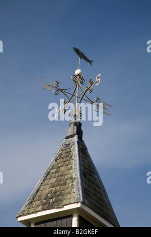 Lancashire UK Juli Fisch geformt Wetterfahne auf ein altes Gebäude Stockfoto