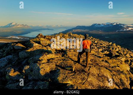 Rucksackreisen Akka massiv Wanderer Sicht Landschaft Stora Sjoefallet Np Nationalpark Lappland Laponia Schweden Panoramablick Stockfoto