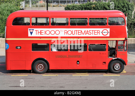 Teil des historischen Erbes von London Transport ein klassischer roter Doppeldecker London AEC Routemaster mit Plakat zum Gedenken an den 1000. Bus England UK Stockfoto