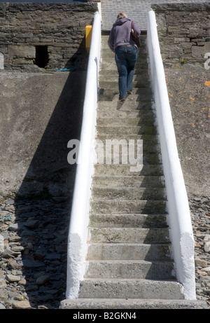 Frau, die steilen Stufen, Kilkee, County Clare, Irland Stockfoto