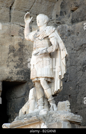 Statue des römischen Kaisers im römischen Theater von Orange, Frankreich Stockfoto