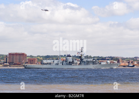 Typ 23 Fregatte HMS Argyll in den Fluss Mersey zu Beginn der großen Schiffe Rennen Liverpool 2008 mit Lynx Hubschrauber oben Stockfoto