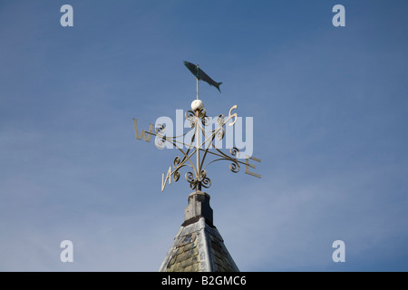 Lancashire England UK Juli Fisch geformt Wetterfahne auf ein altes Gebäude Stockfoto