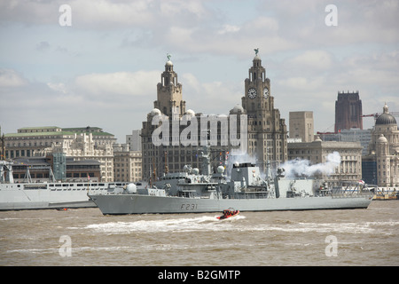 Stadt von Liverpool, England. Die königliche Marine Kriegsschiff HMS Argyll zu Beginn des Tall Ships Race auf den Fluss Mersey. Stockfoto