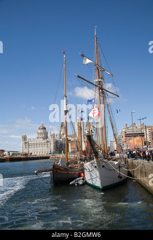 Im Canning Dock mit Port of Liverpool building hinter festgemacht Liverpool Merseyside England UK Juli zwei kleinere Großseglern Stockfoto
