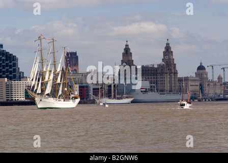 Die mexikanische Großsegler Cuauhtemoc verlassen den Fluss Mersey in Liverpool zu Beginn der englischen Tall Ships Race 2008 Stockfoto