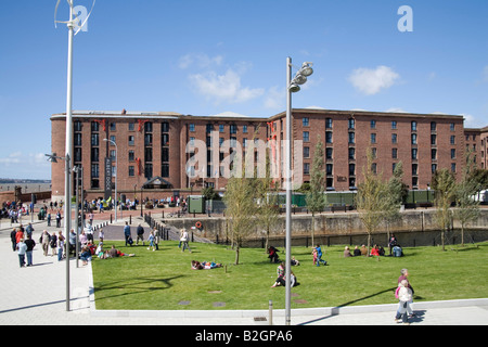 Liverpool Merseyside England UK Juli den sanierten Hallen der Albert Dock an der Seite des Flusses Mersey Stockfoto