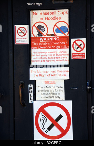 Warnschild am Pub Tür anti-Hoodies-Drogen-Baseball-Kappen. Stockfoto