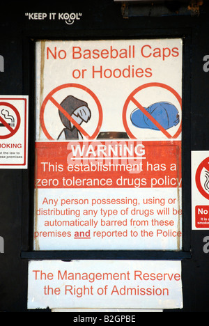 Warnschild am Pub Tür anti-Hoodies-Drogen-Baseball-Kappen. Stockfoto