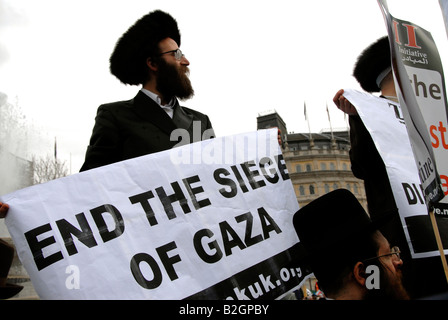 Orthodoxe Juden Mitglieder von Neturei Karta International Juden gegen Zionismus an Haltestelle War demo Stockfoto