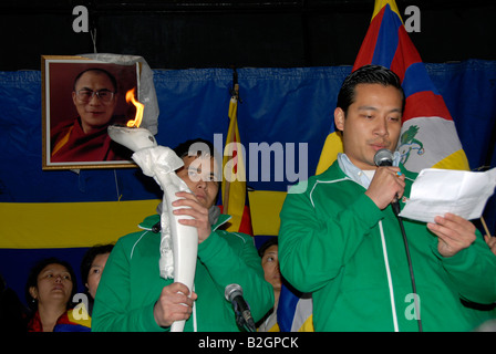 Tibetischen Demo 6. April 2008 Sportler alternative Olympische Fackel hält. Stockfoto