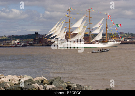 Die mexikanische Großsegler Cuauhtemoc verlassen den Fluss Mersey in Liverpool zu Beginn der englischen Tall Ships Race 2008 Stockfoto