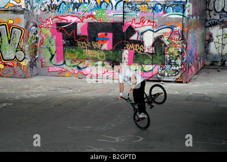 Jugend in BMX im South bank Skatepark Stockfoto