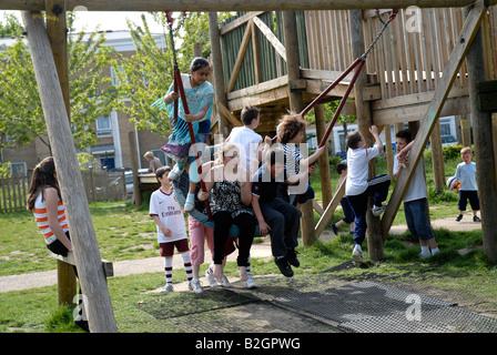 Kinder spielen im Abenteuer Spielplatz Eastend London Stockfoto