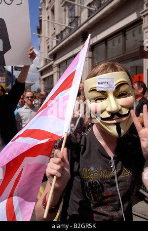 Protest-Gruppe namens Anonymous in der Londoner Gay-Pride-Parade / Karneval durch Straßen von central London Sommer 2008 Stockfoto