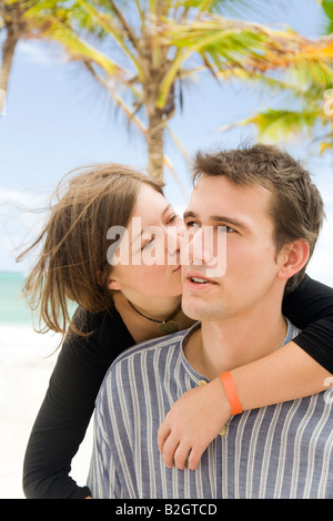 küssen, umarmen, streicheln Liebhaber paar paar Mann Frau harmonisch in Liebe zusammen Holliday Flitterwochen Stockfoto