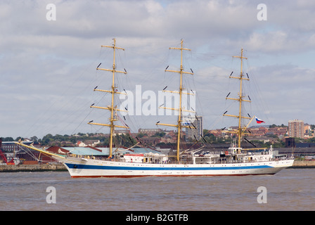 Die russischen Großsegler Mir verlassen den Fluss Mersey in Liverpool zu Beginn der englischen Tall Ships Race 2008 Stockfoto