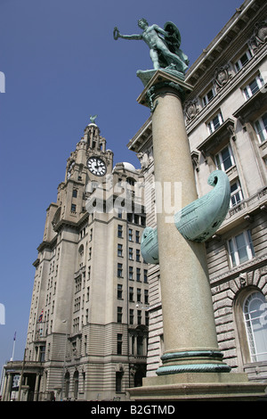 Stadt von Liverpool, England. Die Cunard-Kriegerdenkmal in Liverpools Pier Head Waterfront und das Royal Liver Building. Stockfoto