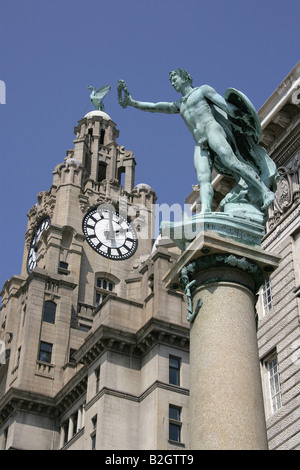 Stadt von Liverpool, England. Die Cunard-Kriegerdenkmal in Liverpools Pier Head Waterfront und das Royal Liver Building. Stockfoto