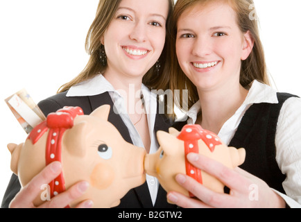 lächelnden Freundinnen große Schwester kleine Schwester Geschwister Porträt Sparschwein Piggy Bank sparen Economiaing speichern Stockfoto