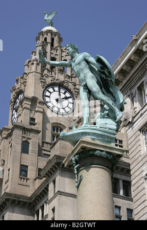 Stadt von Liverpool, England. Die Cunard-Kriegerdenkmal in Liverpools Pier Head Waterfront und das Royal Liver Building. Stockfoto