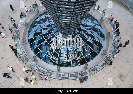 Besucher der Innenkuppel des Reichstagsgebäudes, das vom Architekten Norman Foster in Berlin entworfen wurde Stockfoto