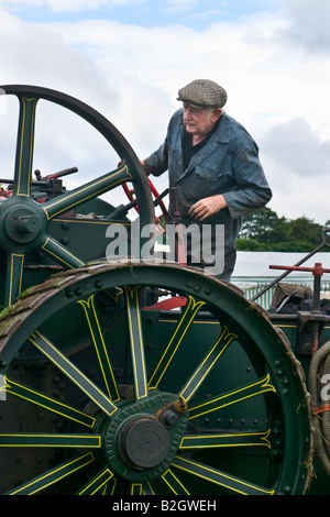 Mann ein Robinson und Auden Zugmaschine bei Masham Dampf Rallye fahren Stockfoto