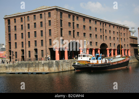 Stadt von Liverpool, England. Schlepper Brocklebank und MCV Wincham neben das Merseyside Maritime Museum an den Albert Docks vertäut. Stockfoto