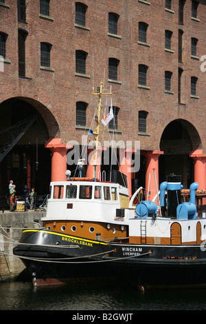 Stadt von Liverpool, England. Schlepper Brocklebank und MCV Wincham neben das Merseyside Maritime Museum an den Albert Docks vertäut. Stockfoto