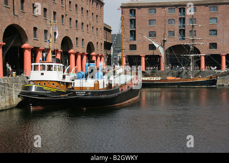 Stadt von Liverpool, England. Schlepper Brocklebank und MCV Wincham neben das Merseyside Maritime Museum an den Albert Docks vertäut. Stockfoto